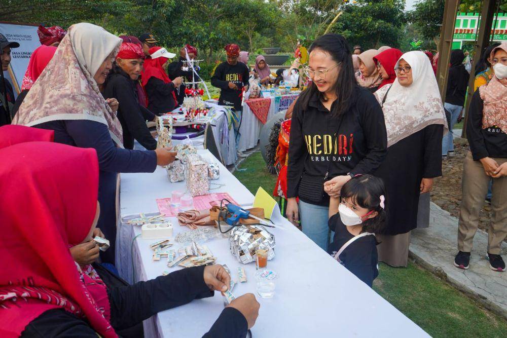 Mbak Cicha melihat hasil daur ulang sampah yang dibuat oleh TP PKK Kecamatan se-Kabupaten Kediri. (Dok. Pemkab Kediri)