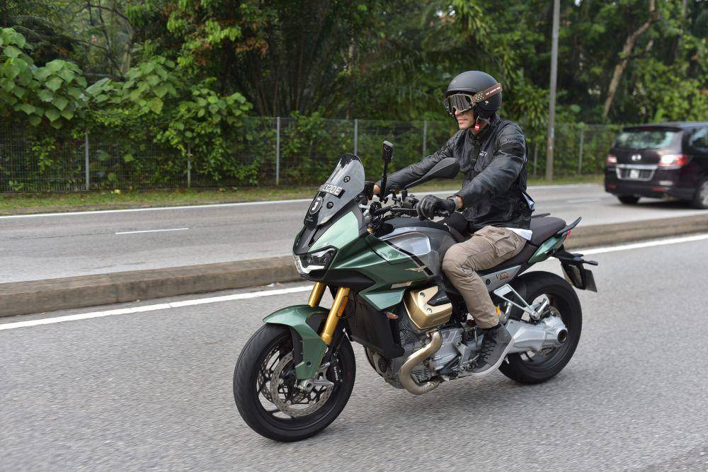Posisi berkendara dengan V100 Mandello (dok. PID)