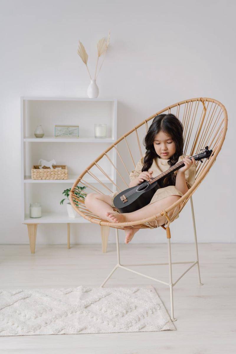 ilustrasi single chair (pexels.com/Mikhail Nilov)