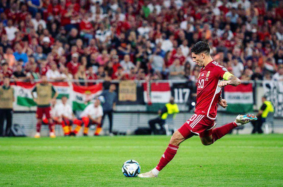 Dominik Szoboszlai melakukan tendangan ketika bermain untuk Timnas Hungaria. (instagram.com/szoboszlaidominik)