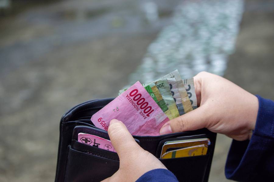 potret ilustrasi merogoh dompet (pexels.com/Ahsanjaya)