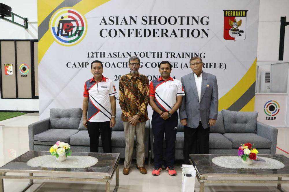 Vice President ASC Javaid Shamshad (Batik) dan pelatih dari India Deepak K. Dubey serta Ketua Harian PB Perbakin Siswanto (pakai jas). (Dok. Perbakin)