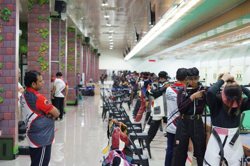 Pelatih Deepak K. Dubey mengawasi langsung atlet latihan dalam program 12th Youth Training & Coaching Camp Air Rifle 2023 di Jakarta. (Dok. Perbakin)