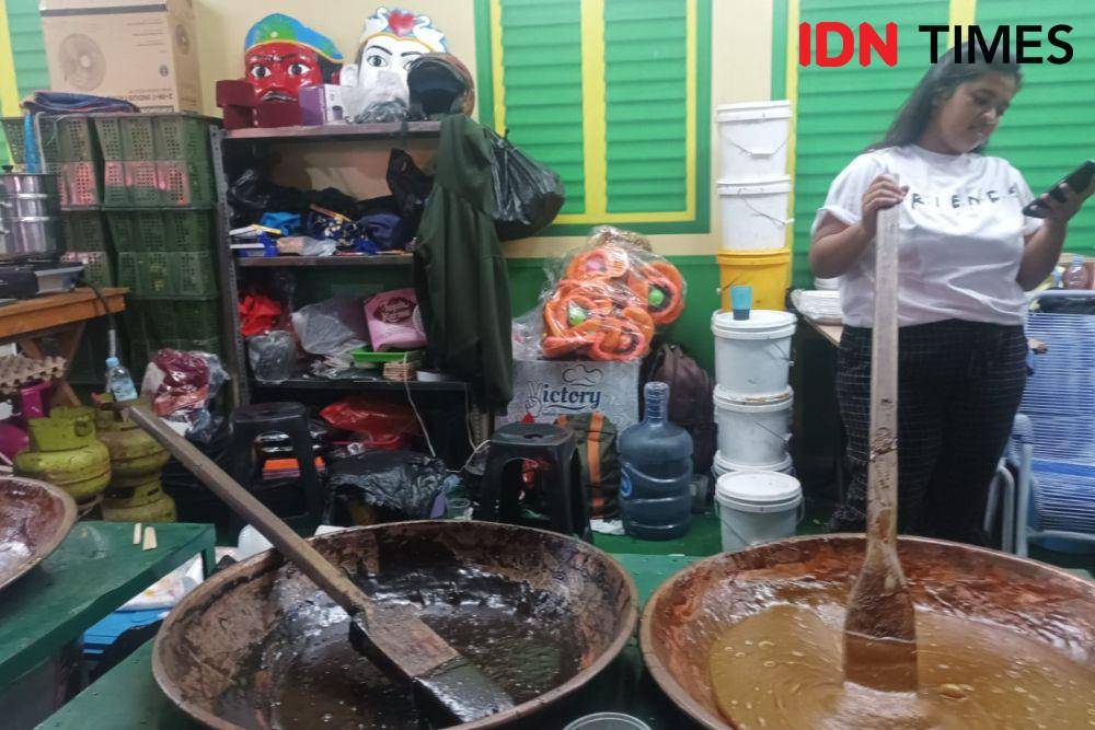 Penjual Dodol Betawi (IDN Times/Dini Suciatiningrum)