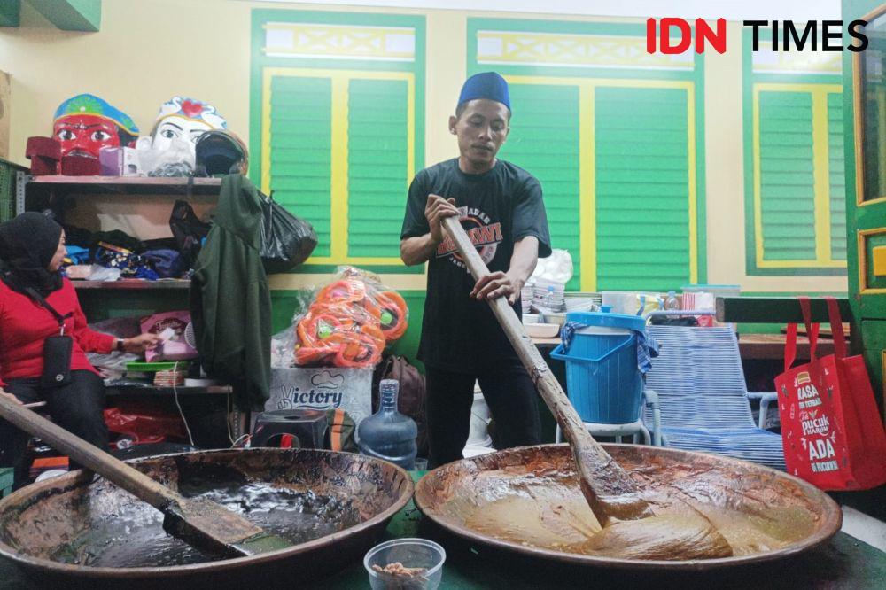 Ajib, Pengunjung PRJ Bisa Langsung Cicipi Dodol Betawi dari Wajan