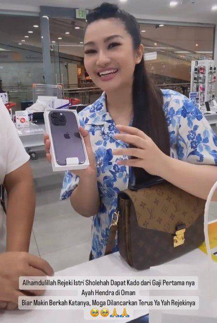 Fitri Carlina dapat hadiah dari suami (instagram.com/fitricarlina)