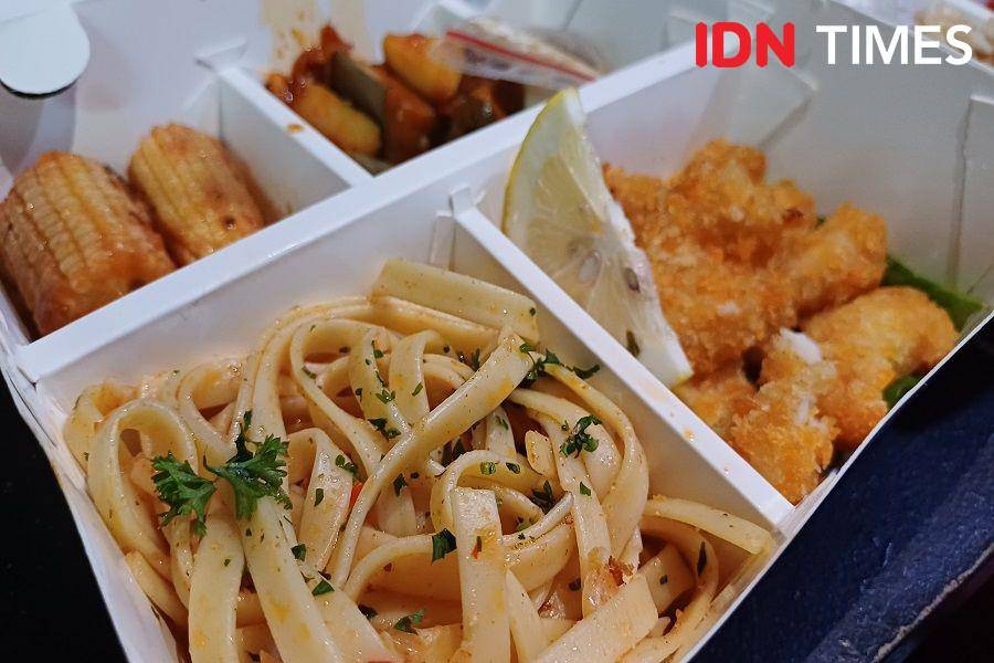 Ilustrasi menu diet dalam kemasan box (IDN Times/Dhiya Awlia Azzahra)