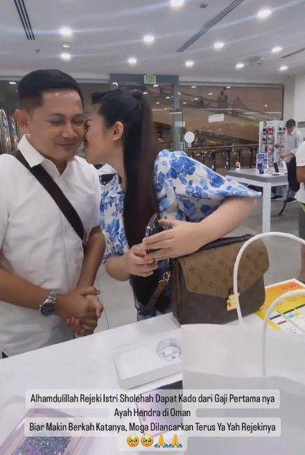 Fitri Carlina dapat hadiah dari suami (instagram.com/fitricarlina)