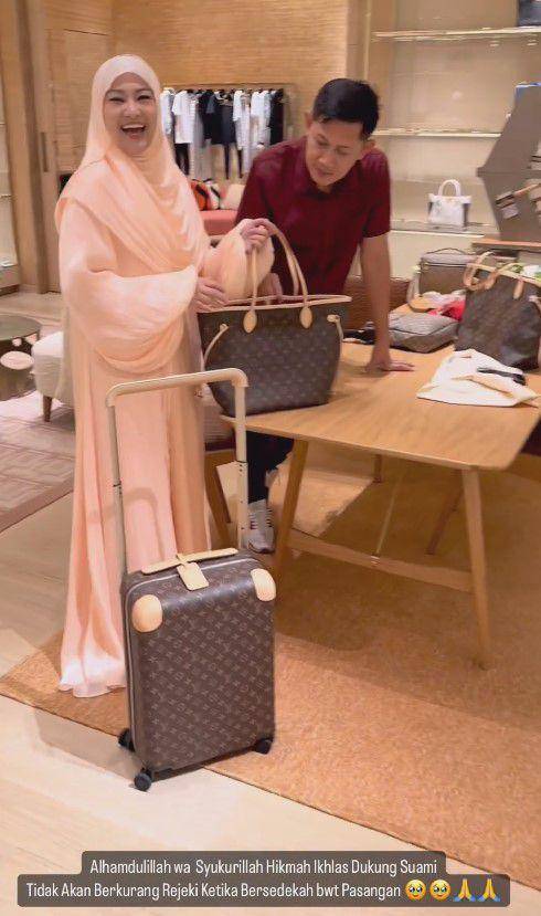 Fitri Carlina dapat hadiah dari suami (instagram.com/fitricarlina)