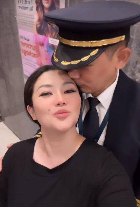 Fitri Carlina dapat hadiah dari suami (instagram.com/fitricarlina)