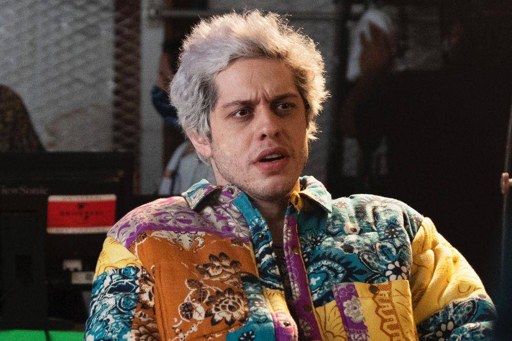 Pete Davidson saat syuting SNL. (twitter.com/nbcsnl)