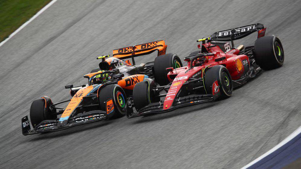 Carlos Sainz menyalip Lando Norris saat main race GP Austria 2023. (formula1.com)
