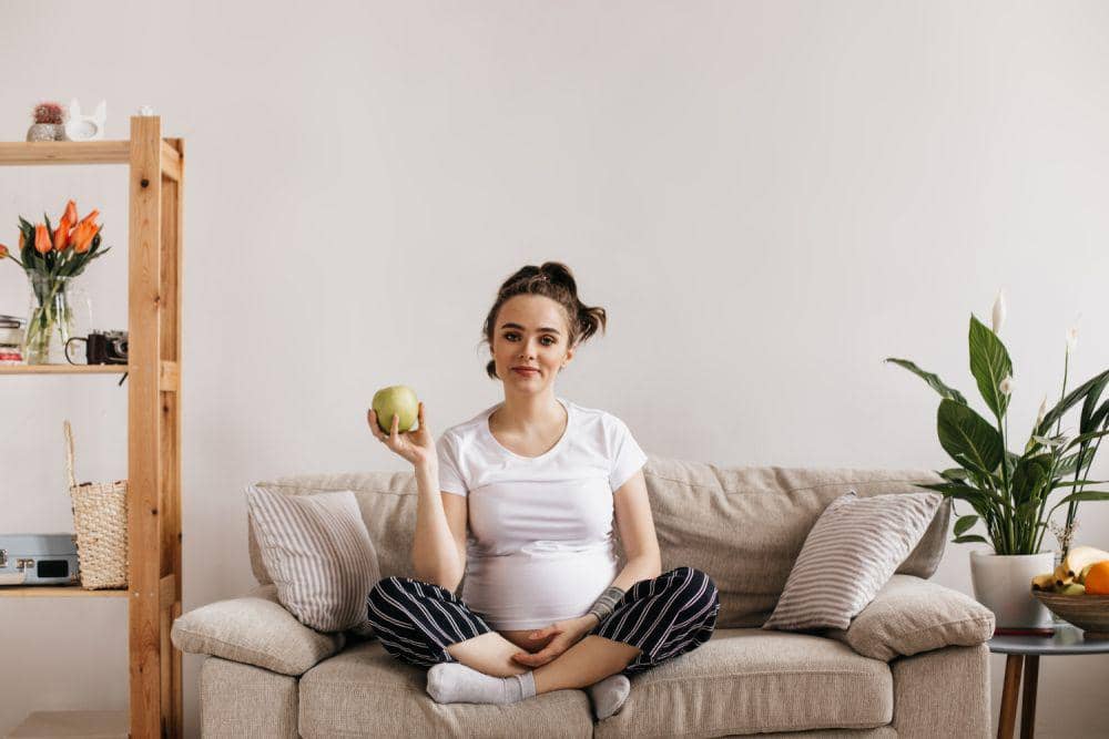 ilustrasi ibu hamil yang sedang ngidam (freepik.com/lookstudio)