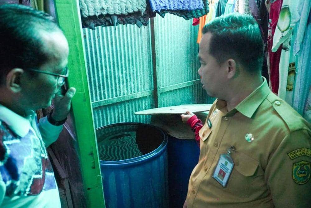 Memeriksa jentik nyamuk di rumah warga.