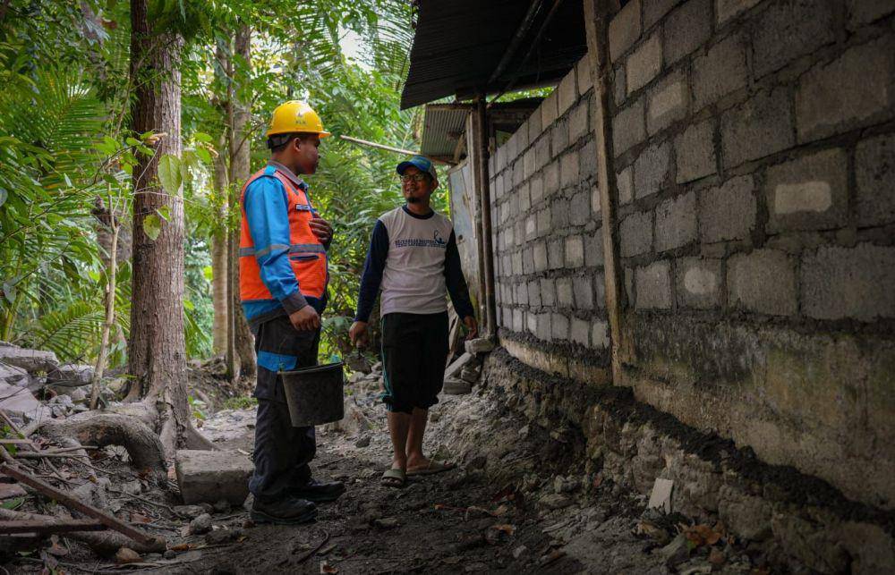 Petugas PLN terjun langsung dan bekerja bersama masyarakat dalam pelaksanaan renovasi rumah warga terdampak gempa Bantul. (Dok. PLN)