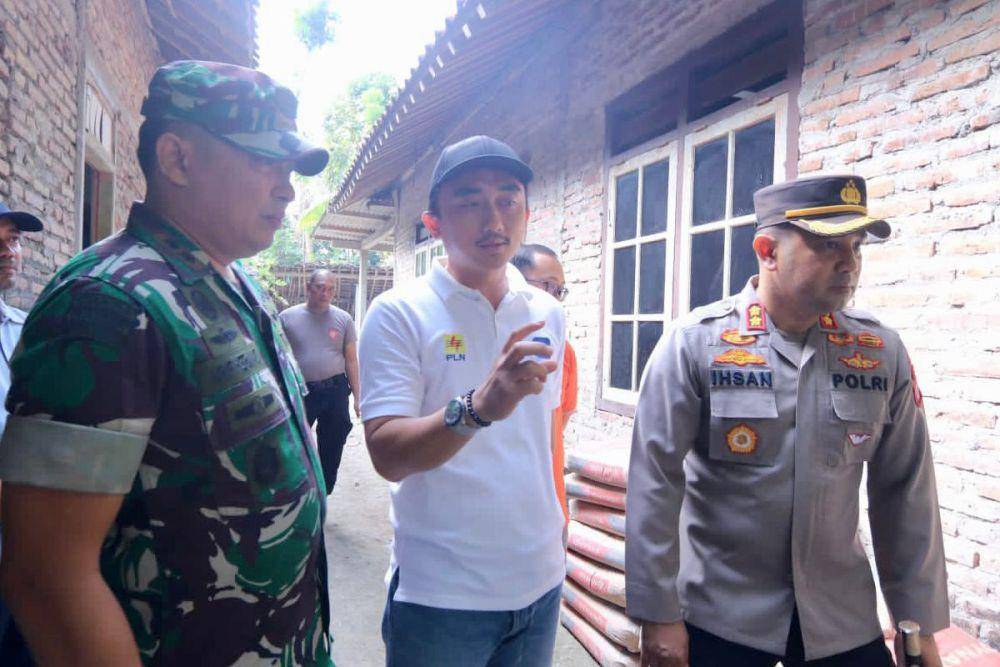 PLN menggandeng TNI dan Polri dalam melakukan percepatan pembangunan rumah warga yang terdampak gempa Bantul. Kiri ke kanan: Letkol Inf Arif Hermad (Dandim Bantul), Adi Dwi Laksono (Manager PLN UP3 Yogyakarta) dan AKBP Ihsan (Kapolres Bantul). (Dok. PLN)