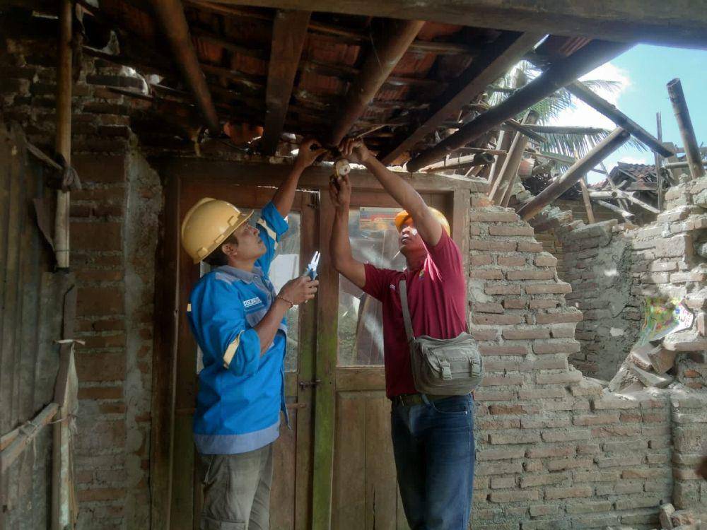 Petugas PLN bergerak cepat mengamankan listrik rumah warga setelah terjadinya gempa di Bantul. (Dok. PLN)