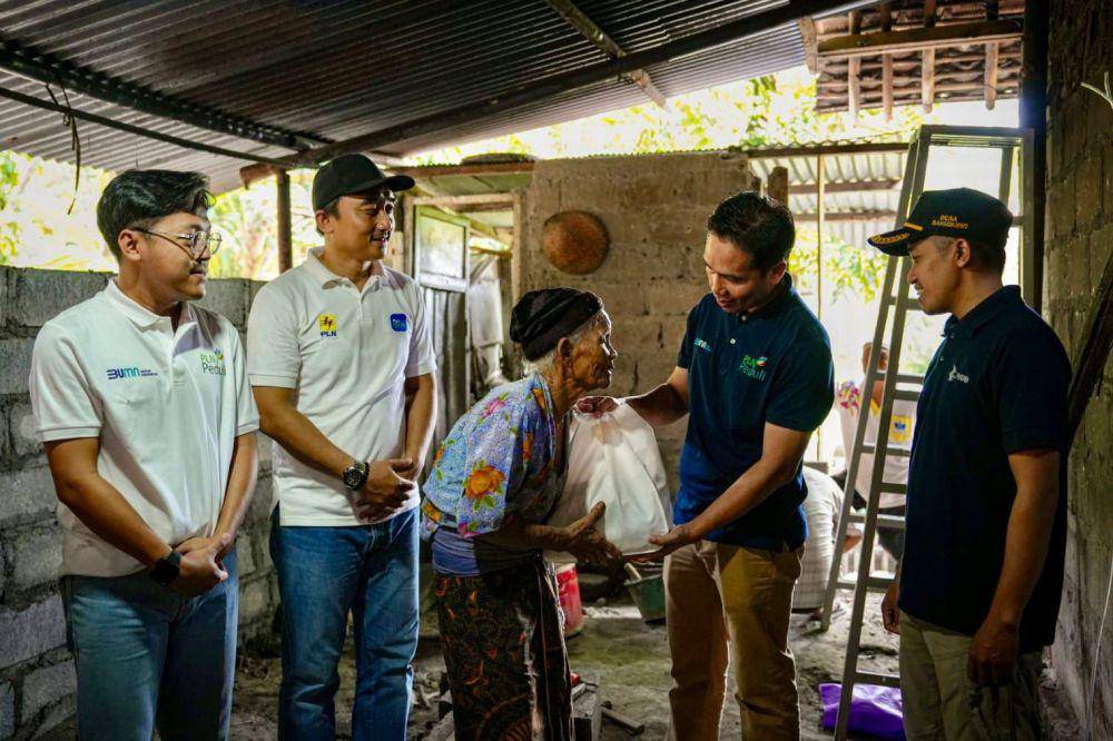 Selain mendapatkan bantuan renovasi rumah, Mbah Ponem (80) juga mendapatkan bantuan sembako dari PLN. Kiri ke kanan: Hasbi Hidayatullah (Pegawai PLN UID Jateng & DIY), Adi Dwi Laksono (Manager PLN UP3 Yogyakarta), Ponem (Penerima bantuan renovasi rumah), Ahmad Mustaqir (Senior Manager Komunikasi & Umum PLN UID Jateng & DIY), dan Mugi Raharjo (Sekretaris Desa). (Dok. PLN)