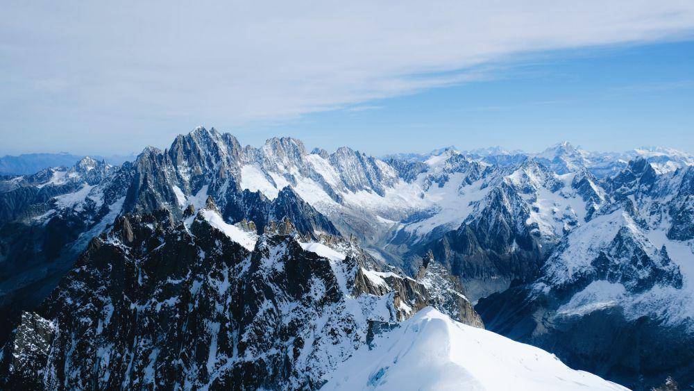 potret Pegunungan Alpen di Perancis (unsplash.com/@aoirostudio)