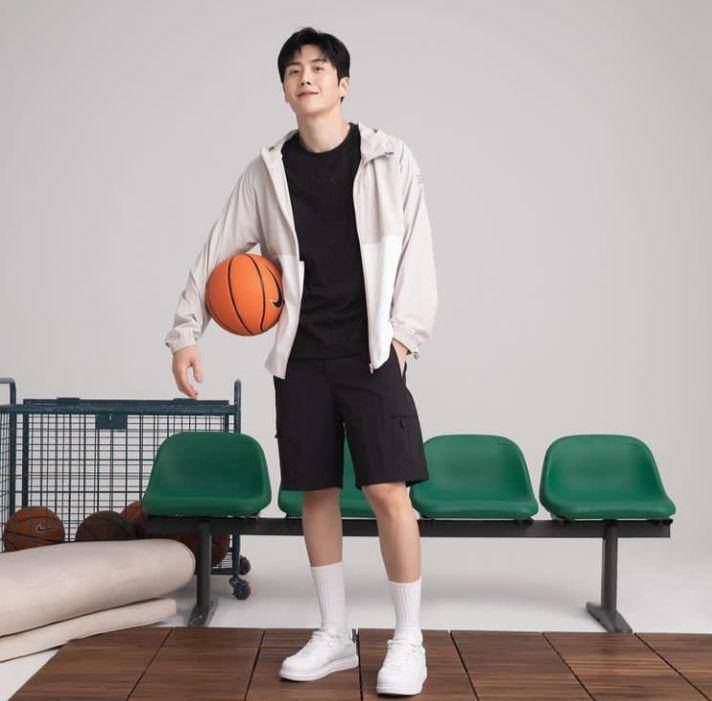 Ide daily outfit ala Kim Seon Ho (instagram.com/ballop_official)