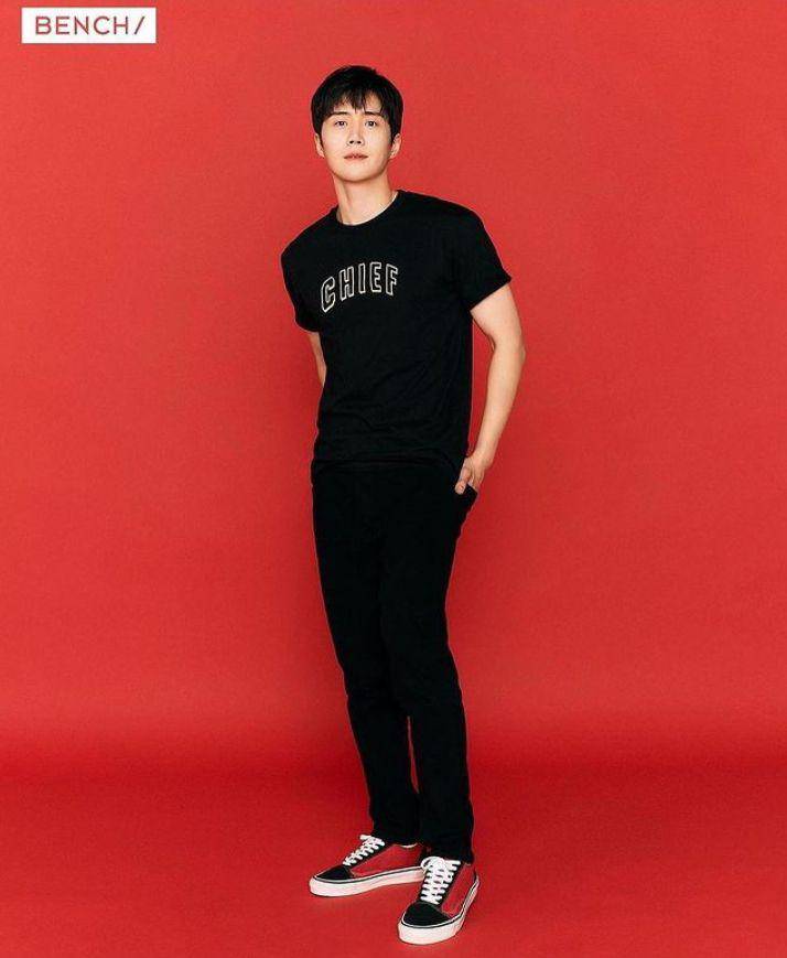 Ide daily outfit ala Kim Seon Ho (instagram.com/benchtm)