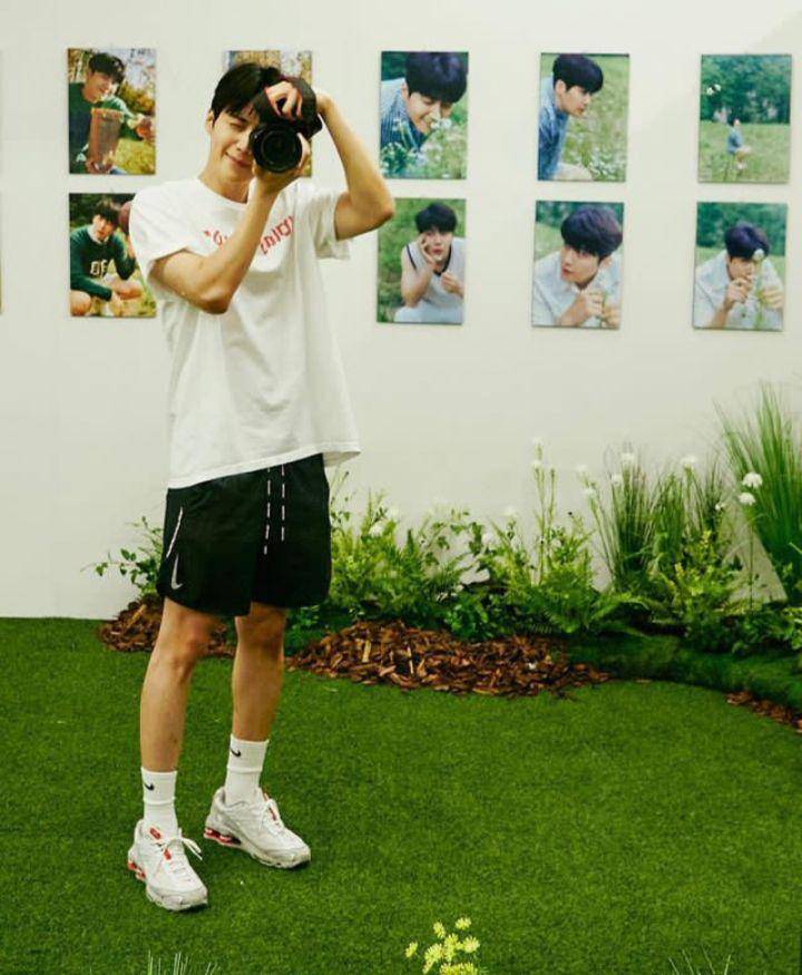 Ide daily outfit ala Kim Seon Ho (instagram.com/seonho__kim)