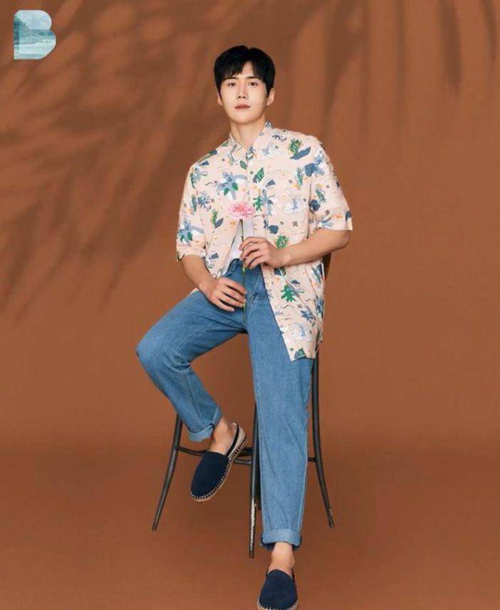 Ide daily outfit ala Kim Seon Ho (instagram.com/benchtm)