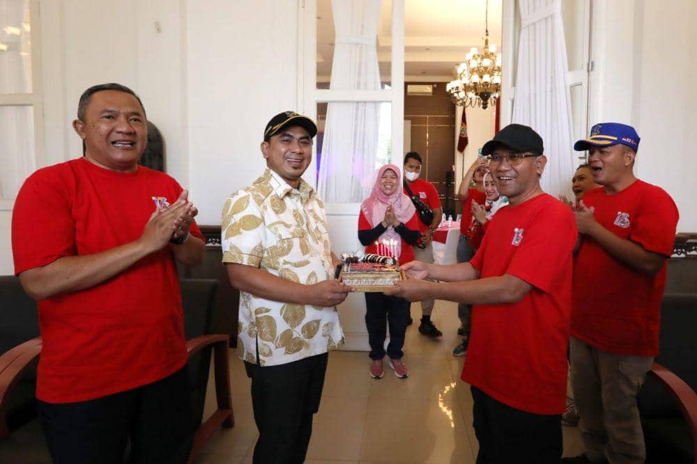 Wagub Jateng Taj Yasin Maimoen bersama Bupati Boyolali M Said Hidayat dan jajaran Pemkab saat merayakan HUT Boyolali. (IDN Times/Dok Humas Wagub Jateng)