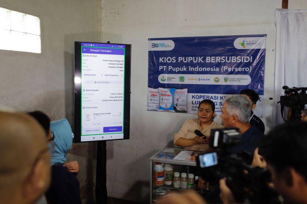 Senior Executive Vice President (SEVP) Operasi Pemasaran PT Pupuk Indonesia (Persero), Gatoet Gembiro Nugroho saat meninjau Kios Pupuk Bersubsidi di Desa Temesi, Kabupaten Gianyar, Bali, Senin (3/7/2023). (dok. Pupuk Indonesia)