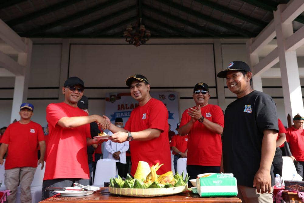 Wagub Jateng Taj Yasin Maimoen memotong tumpeng untuk merayakan HUT Boyolali bersama Bupati M Said Hidayat di kompleks pendopo kantor bupati. (IDN Times/Dok Humas Wagub Jateng)