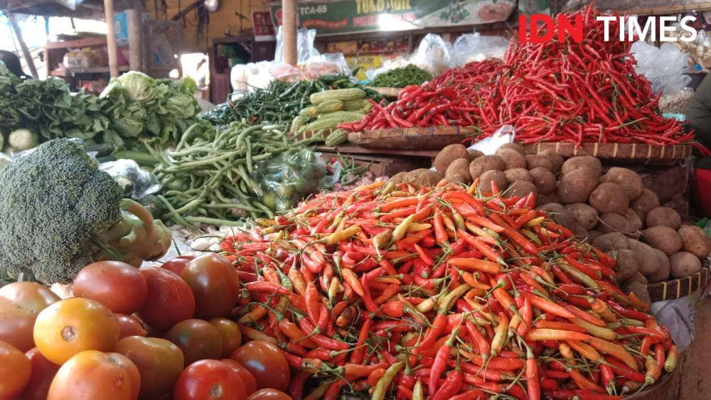 Tumpukan cabai rawit setan dan keriting merah yang dijual di Pasar Karangayu Semarang. (IDN Times/Fariz Fardianto)