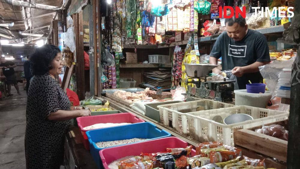 Pedagang sembako di Pasar Mijen Semarang melayani pelanggan yang membeli beras. (IDN Times/Fariz Fardianto)