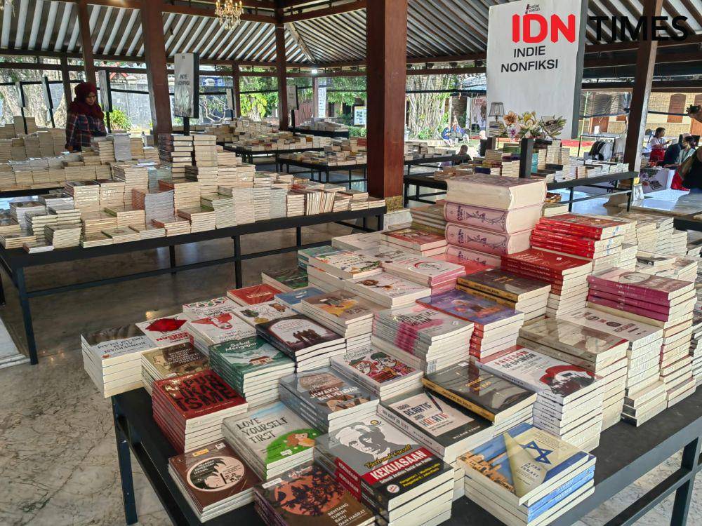 Pameran keliling Nusantara Patjarmerah di Solo. (IDN Times/Larasati Rey)