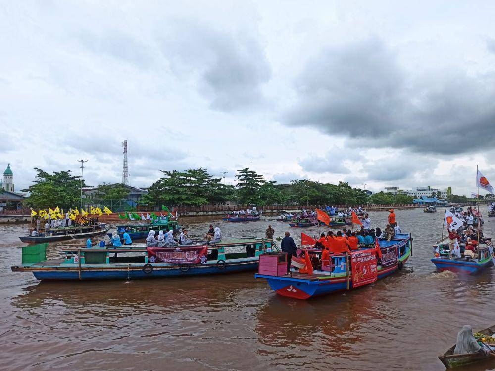 Konvoi kirap Pemilu melalui perahu Parpol di Banjarmasin.