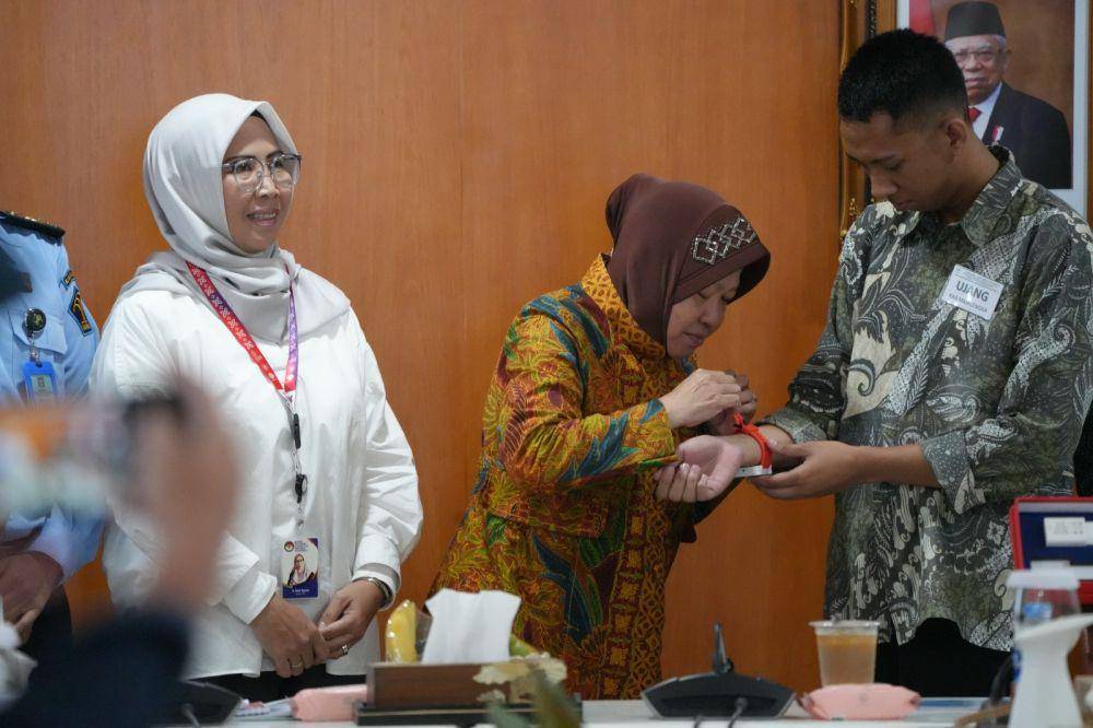 Mensos Risma memasangkan Gruwi /dok Kemensos