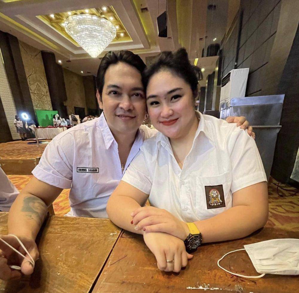 potret artis yang ukir tato wajah pasangannya (instagram.com/donniesibarani)