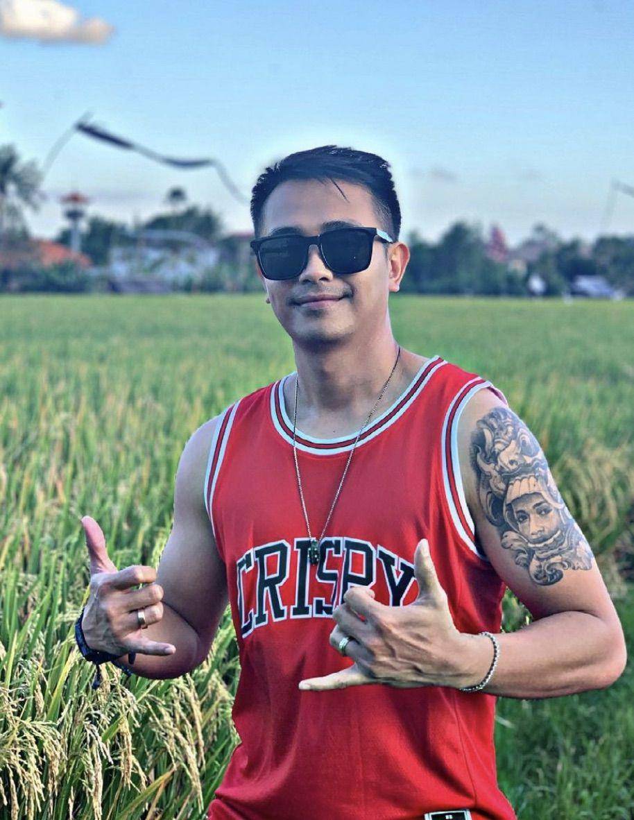 potret artis yang ukir tato wajah pasangannya (instagram.com/ajunperwira)