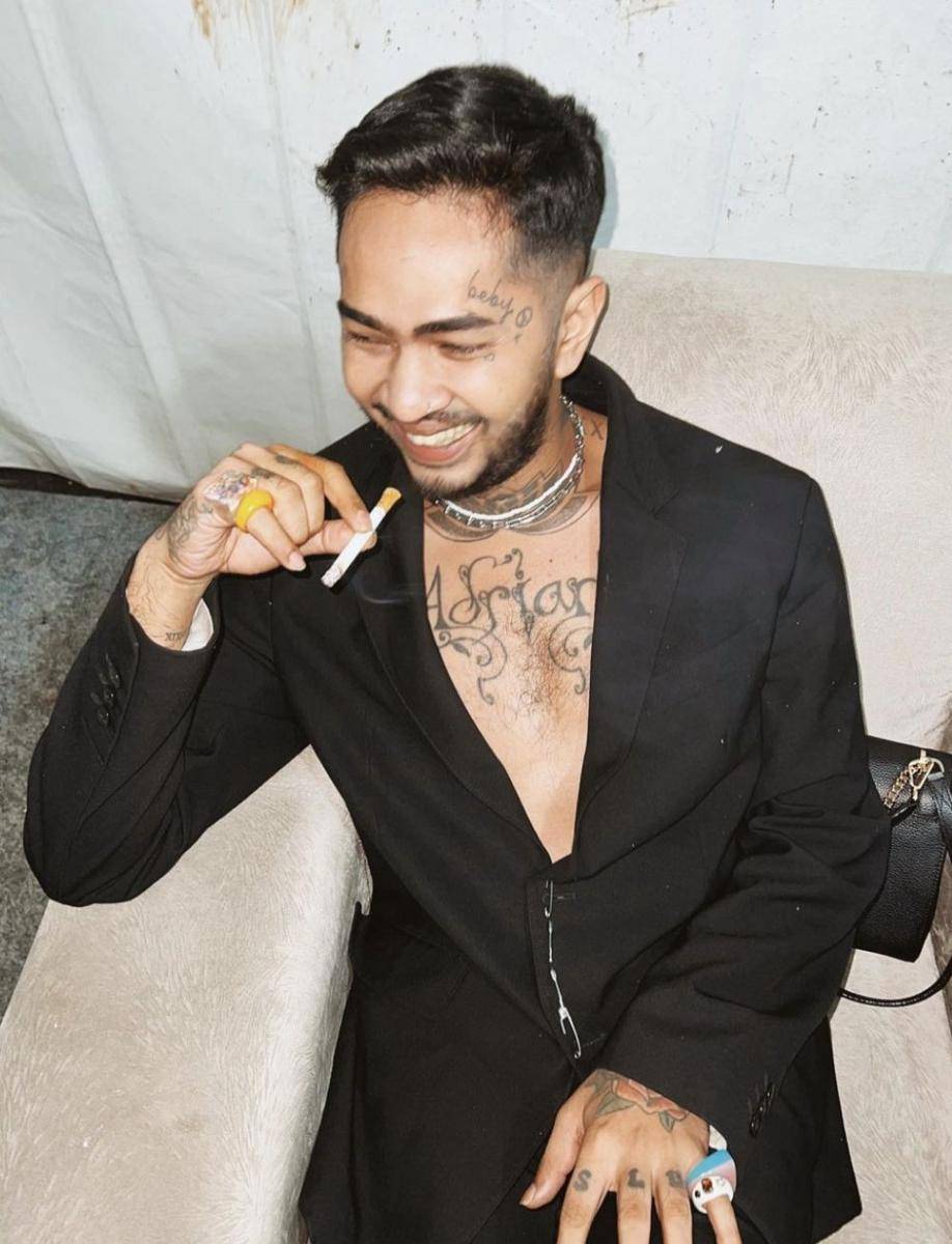 potret artis yang ukir tato wajah pasangannya (instagram.com/onadioleonardo_official)