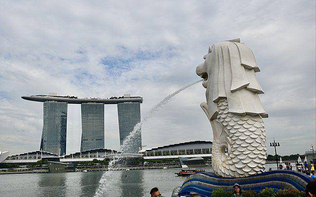 suasana di sekitar patung Merlion di Singapura (commons.wikimedia.org/Ank Kumar)