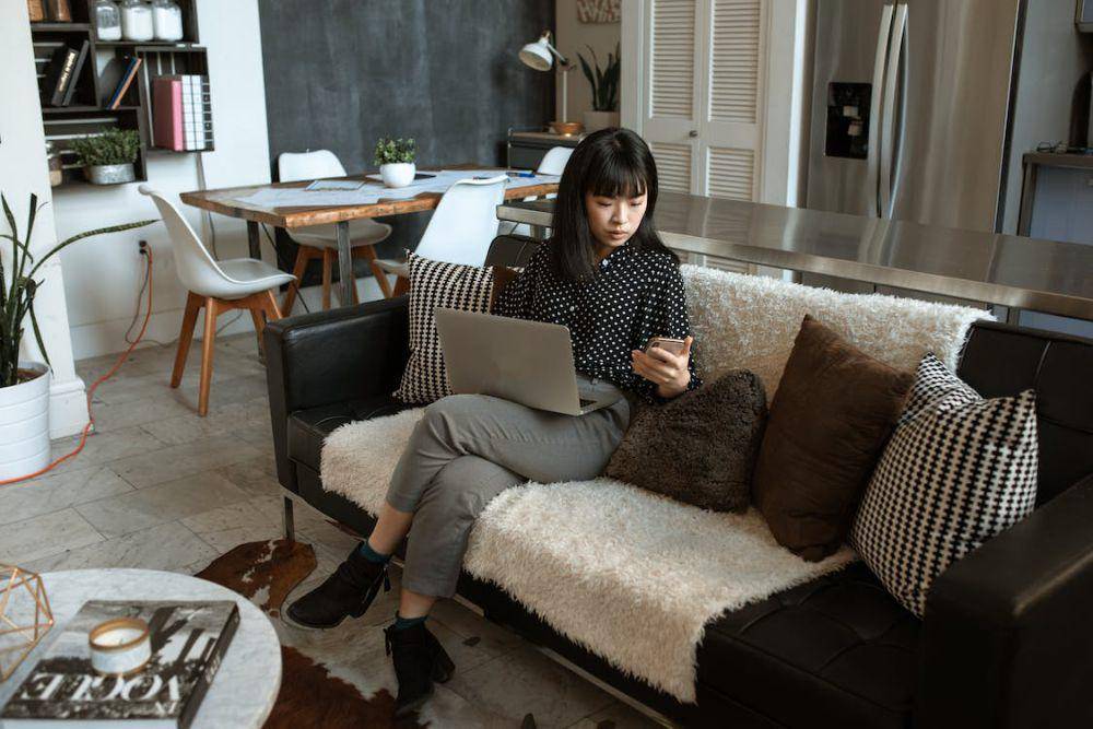 ilustrasi perempuan memainkan ponsel (pexels.com/RDNE Stock project)