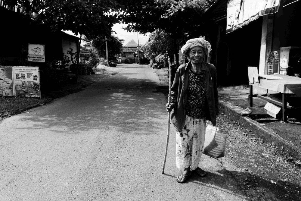 ilustrasi orang tua berjalan dengan tongkat (pexels.com/Shinzo Igaku)