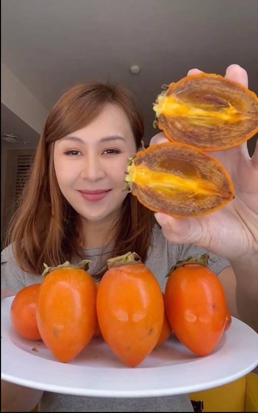 Potret buah unik dan aneh buah kaki persimmon(youtube.com/sibungbungchannel)