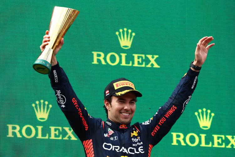 Sergio Perez mengangkat trofi juara ketiga di GP Austria 2023. (redbull.com)