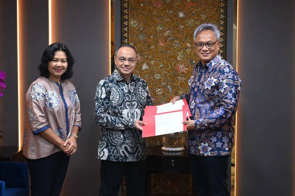 Juru bicara Kemlu RI, Teuku Faizasyah, menerima tiga sertifikat arsip Indonesia jadi Memory of the World UNESCO. (dok. Kemlu RI)