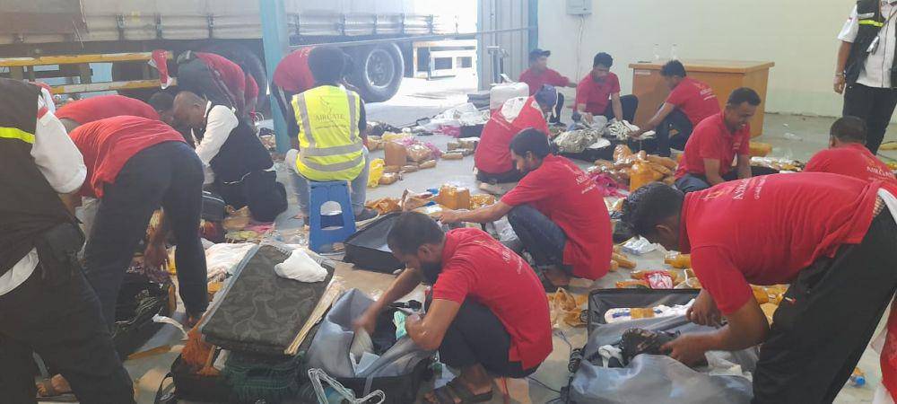 Pembongkaran koper jemaah haji yang kedapatan memasukkan air zamzam jelang kepulangan dari Arab Saudi. (Dok. Istimewa)