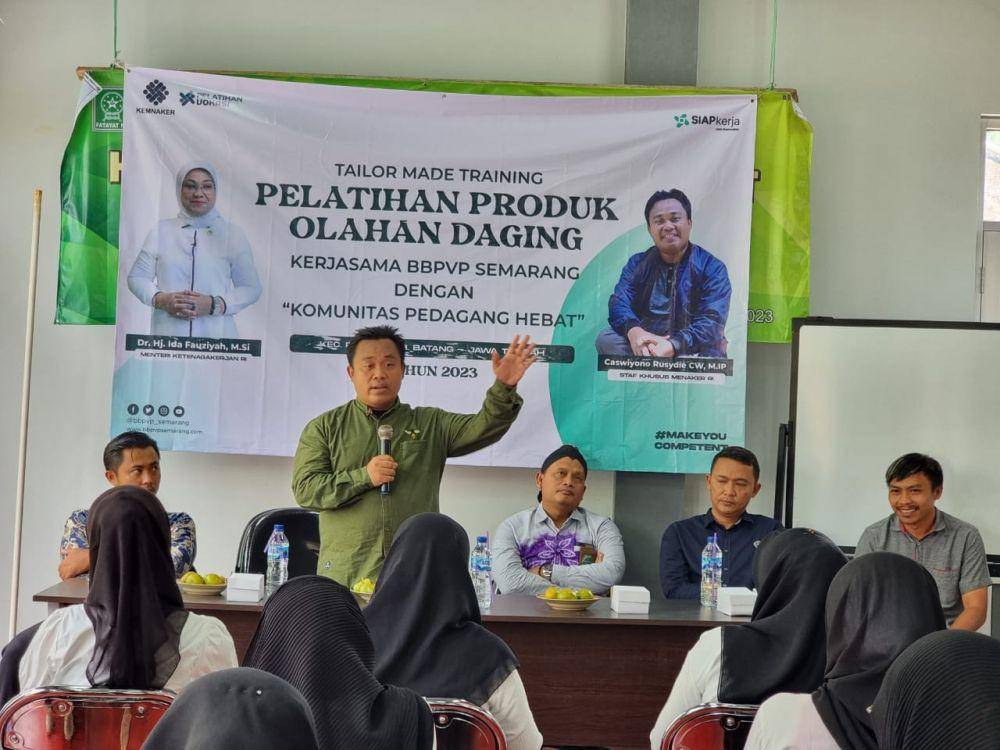 Kementerian Ketenagakerjaan (Kemnaker) melalui Balai Besar Pelatihan Vokasi dan Produktivitas (BBPVP) Semarang menggelar pelatihan produksi olahan daging di Padomasan, Reban, Batang. (Dok. Kemnaker)