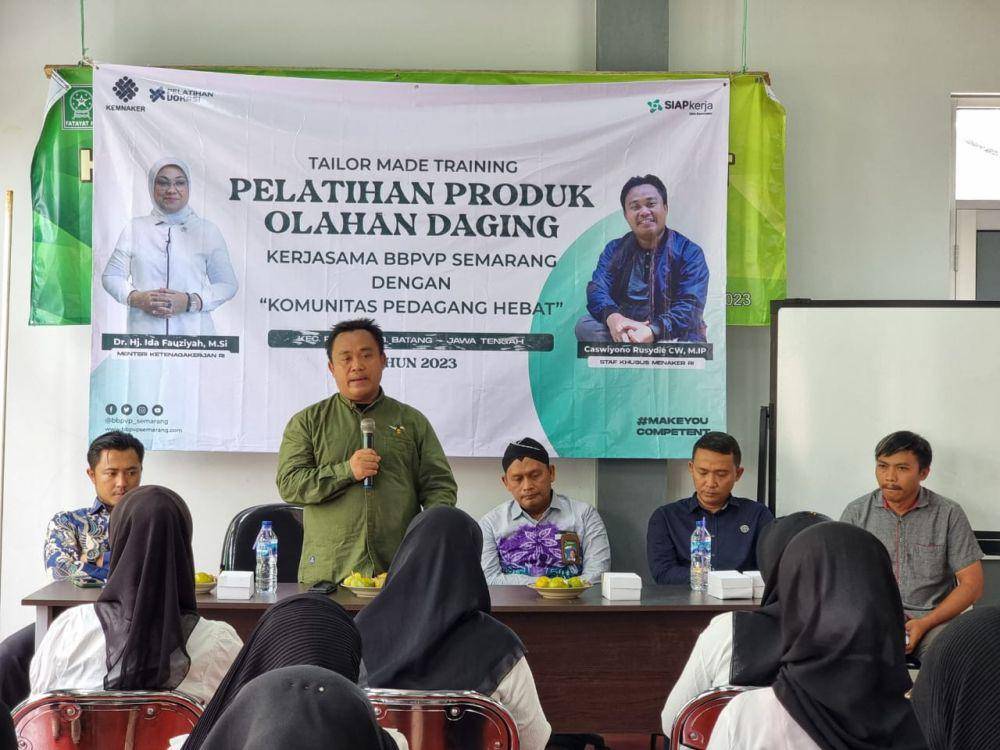 Kementerian Ketenagakerjaan (Kemnaker) melalui Balai Besar Pelatihan Vokasi dan Produktivitas (BBPVP) Semarang menggelar pelatihan produksi olahan daging di Padomasan, Reban, Batang. (Dok. Kemnaker)