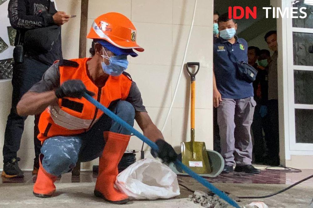 Cari Barbuk, Polisi Bongkar Septic Tank di Klinik Aborsi Kemayoran
