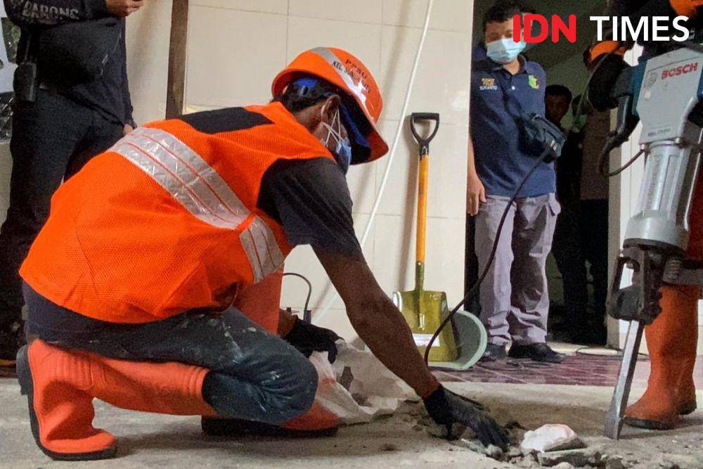 Polisi bongkar septic tank di TKP klinik aborsi di Sumur Batu, Kemayoran, Jakarta Pusat. (IDN Times/Amir Faisol)