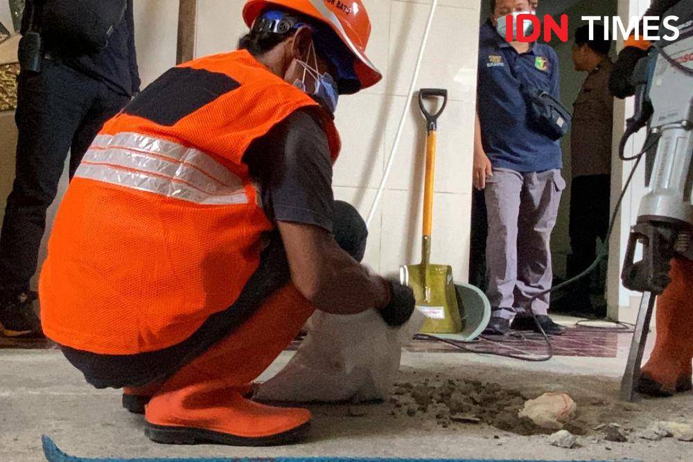 Polisi bongkar septic tank di TKP klinik aborsi di Sumur Batu, Kemayoran, Jakarta Pusat. (IDN Times/Amir Faisol)